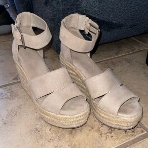 Universal Thread wedge heel